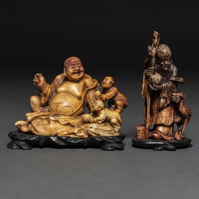 &quot;Sabio de la Antigüedad y Buda con Niños&quot; Conjunto de dos figuras realizadas en piedra dura. Trabajo Chino, Siglo XX
