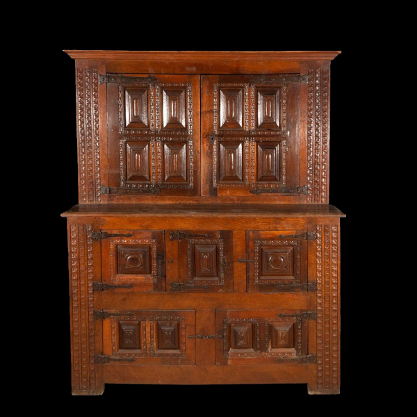 Aparador de dos cuerpos en nogal y casta&ntilde;o. Escuela Espa&ntilde;ola. Siglo XVI.