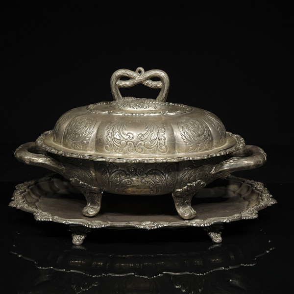 Sopera y bandeja de presentación de plata, s. XX, ornamentación cincelada y grabada de inspiración rococó