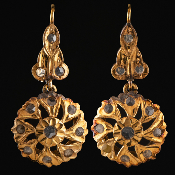 Pareja de pendientes antiguos en oro amarillo de 18 kt.