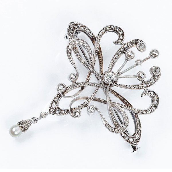 Bonito colgante-alfiler antiguo de estilo modernista, diseño art-nouveau en sólida montura de oro blanco o platino con un limpio diamante, talla brillante muy antigua