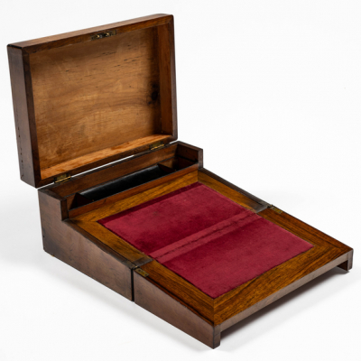 Caja escritorio de viaje en madera de raiz del siglo XIX con incrustaciones de n&aacute;car y terciopelo rojo.