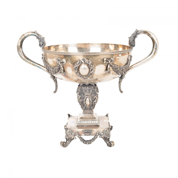 Centro con asas en plata espa&ntilde;ola punzonada con decoracines neocl&aacute;sicas y de guirlandas, ppios. del s.XX.