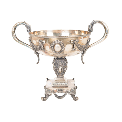 Centro con asas en plata espa&ntilde;ola punzonada con decoracines neocl&aacute;sicas y de guirlandas, ppios. del s.XX.
