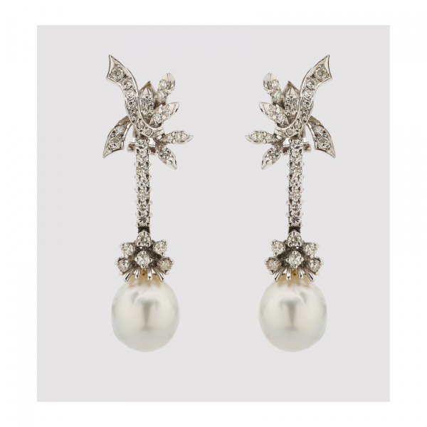 Pendientes largos en oro blanco con hojas, lazada y barrita de diamantes talla brillante rematadas por perla cultivada barroca de 13 x 11 mm.