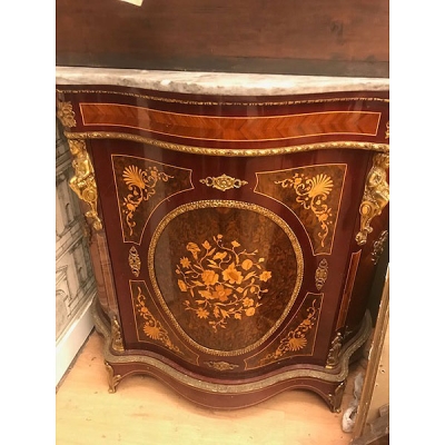 Entred&oacute;s franc&eacute;s con decoraci&oacute;n de marqueter&iacute;a