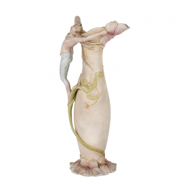 Delicada Jarra Art Nouveau en biscuit esmaltado, posiblemente alemán, C. 1900. Asa a modo de figura femenina y profusa decoración floral.