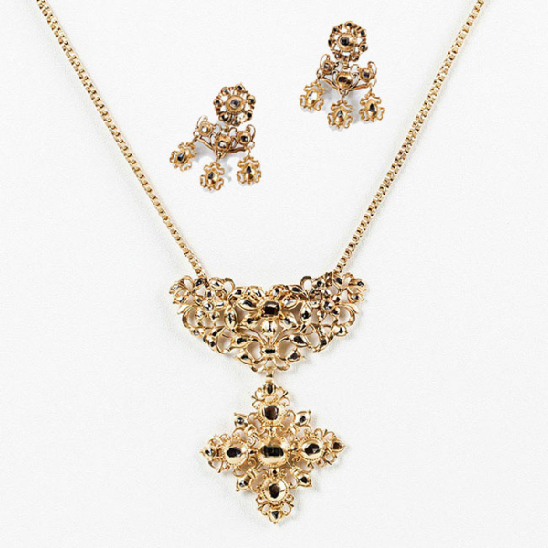 Importante conjunto francés antiguo (S. XVIII) en oro amarillo 18 K y diamantes, con collar con gran pendentif con rosetones florales y motivos vegetales y cruz de Malta decorada con flores de lis Borbónicas..