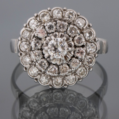 Anillo rosetón en oro blanco de 18kt con brillantes.