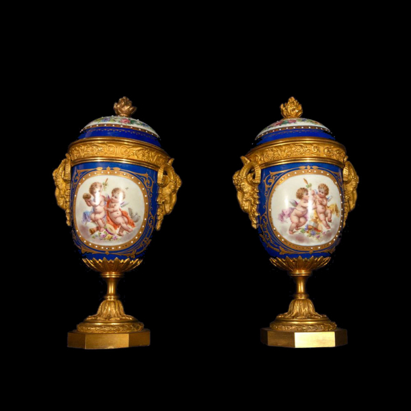 Pareja de jarrones porcelana Sevres franceses 'Bleu Royale' del siglo XIX, monturas en bronce, Francia. 