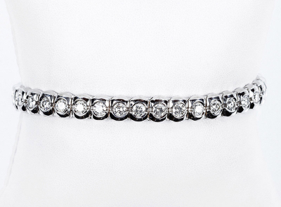 Pulsera tipo &#039;rivière&#039; de alta joyería, en sólida montura de oro blanco y frente en fila de limpios y blancos diamantes talla brillante, en chatón