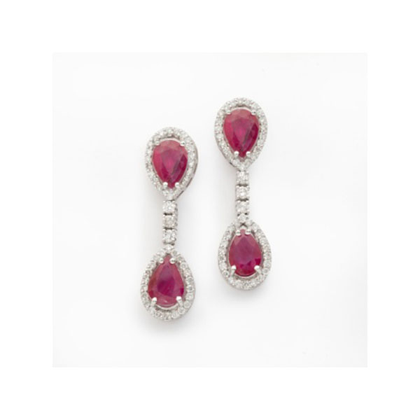 Pendientes largos con rubies en forma de lágrima y cuajado de diamantes talla brillante  con un peso total de 0,60 cts. aprox.
