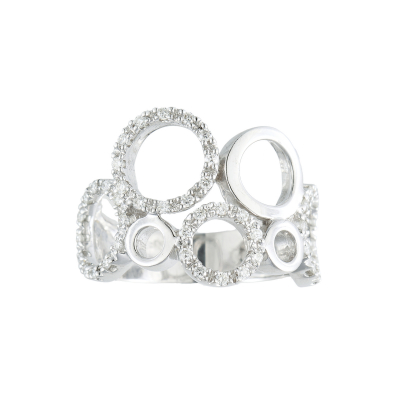 Sortija en oro blanco con círculos calados de diamantes talla brillante engastados en garras.