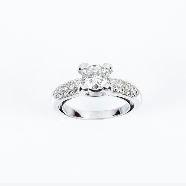 Anillo solitario en s&oacute;lida montura de oro blanco 18 K, con un limpio y blanco diamante natural, talla brillante moderna