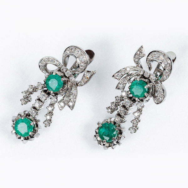 Pendientes largos vintage en sólida montura de oro blanco 18 K con motivo de lazada y &#039;flecos&#039; colgantes, con centros de bonitas esmeraldas naturales, y limpios y blancos diamantes 