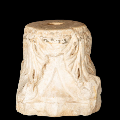 Capitel corintio. Roma, Italia, Siglo XVI.   M&aacute;rmol tallado.