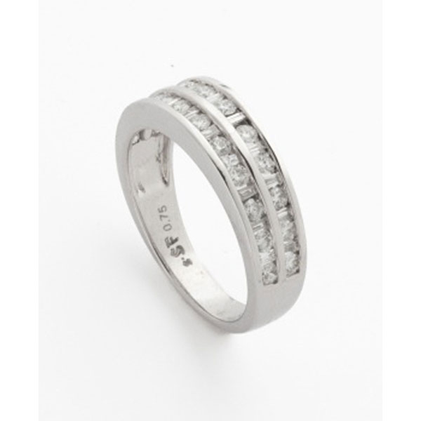 Media alianza en oro blanco con 2 filas de diamantes talla brillante con un peso total de 0,75 cts. aprox.
