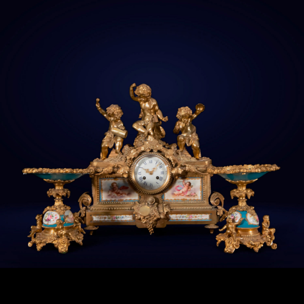 Importante Guarnición con Reloj de Sobremesa y pareja de copas en Bronce dorado y porcelana de Sèvres, Napoleón III y siglo XIX.