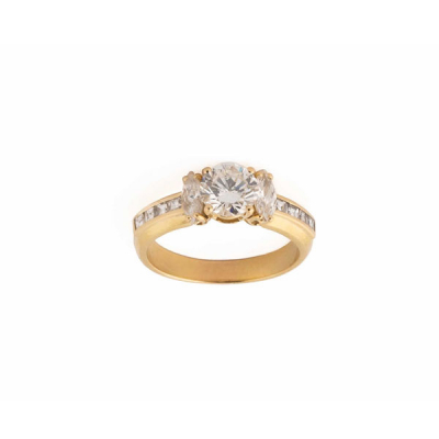 Anillo años 80, en oro amarillo 18 K, con un limpio y blanco diamante, talla brillante, central, flanqueado por diamantes talla marquisse y bandas de diamantes talla carré en los hombros
