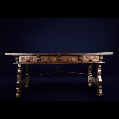Mesa española del siglo XVII de cuatro cajones.