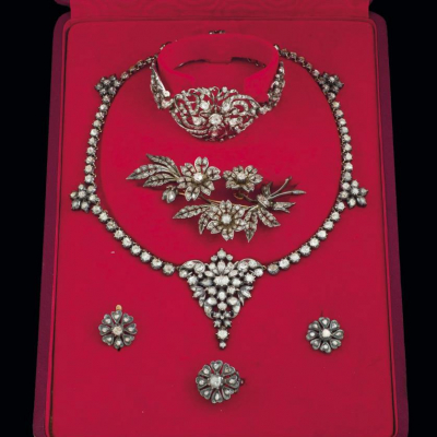 Magn&iacute;fico aderezo de joyer&iacute;a Bagu&eacute;s en oro amarillo con vistas de plata realizado con motivos florales y diamantes talla rosa 