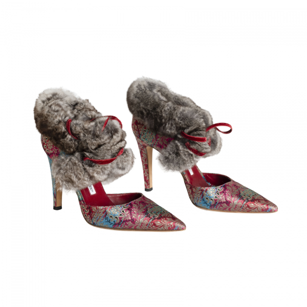 MANOLO BLAHNIK. Zapato stiletto modelo «Rosaurov» de tacón de aguja semicerrado en jacquard damasco con lazo en terciopelo rojo y pelo de visón.  