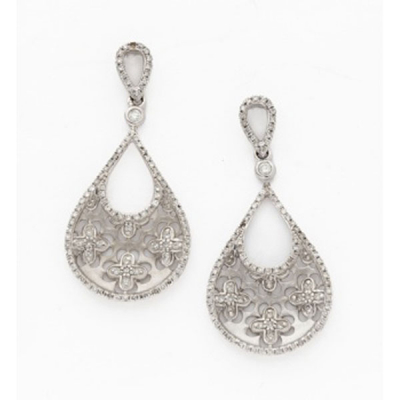 Pendientes largos en oro blanco con decoración de flores y diamantes talla brillante