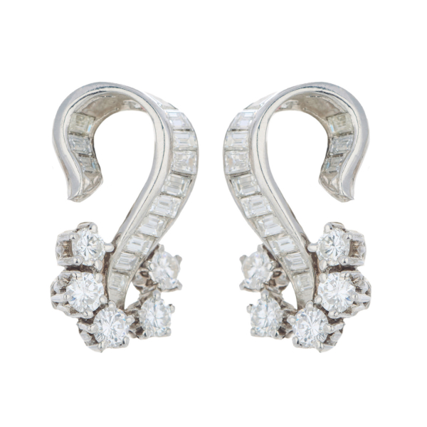 Pendientes en oro blanco con diamantes tallas brillante y trapecio.