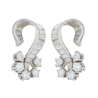 Pendientes en oro blanco con diamantes tallas brillante y trapecio.