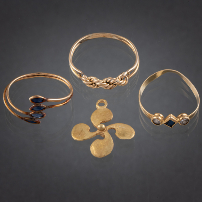 Conjunto de tres anillos y colgante en oro amarillo de 18 kt.