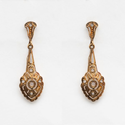 Pendientes largos calados en oro 14K y zafiros blancos, ppios. del s.XX.