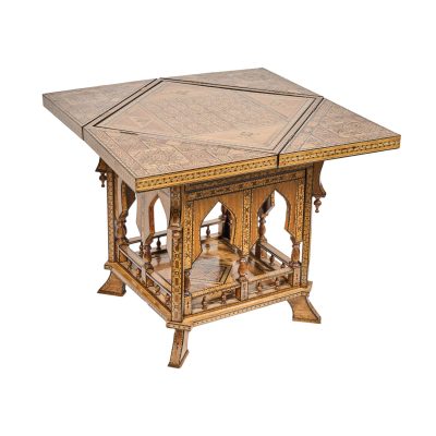 Mesa de estilo oriental en madera tallada con marqueterías e incrustaciones en nácar con decoraciones de motivos geométricos y de mandalas, s.XX.