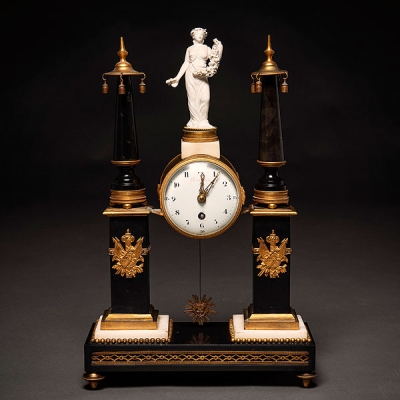 Reloj de sobremesa francés estilo Luís XVI en bronce dorado, mármol negro y blanco. h. 1806.