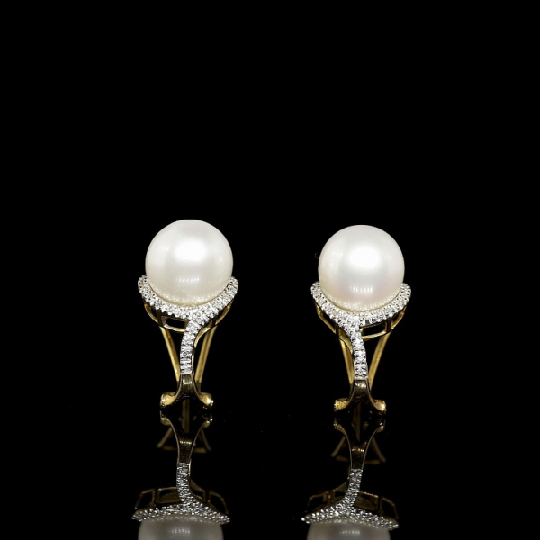 Pendientes con perlas y diamantes en oro amarillo de 18 kt.   Frontis cubierto de diamantes, de talla brillante con un peso total de 0,20 ct.  