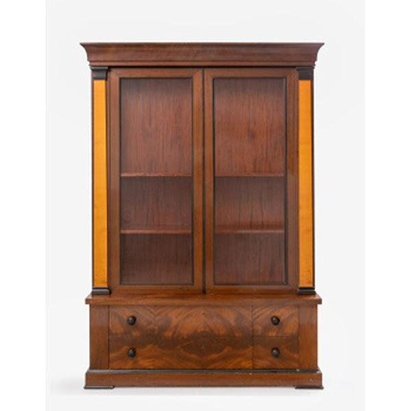 Vitrina en madera de caoba  Estilo Imperio.   Época: S. XX