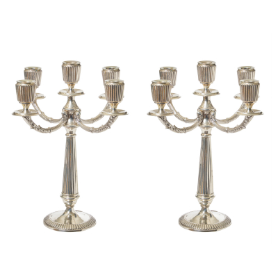 Pareja de candelabros de cinco luces en plata española punzonada con decoración gallonada, de roleos y acantos, s.XX.
