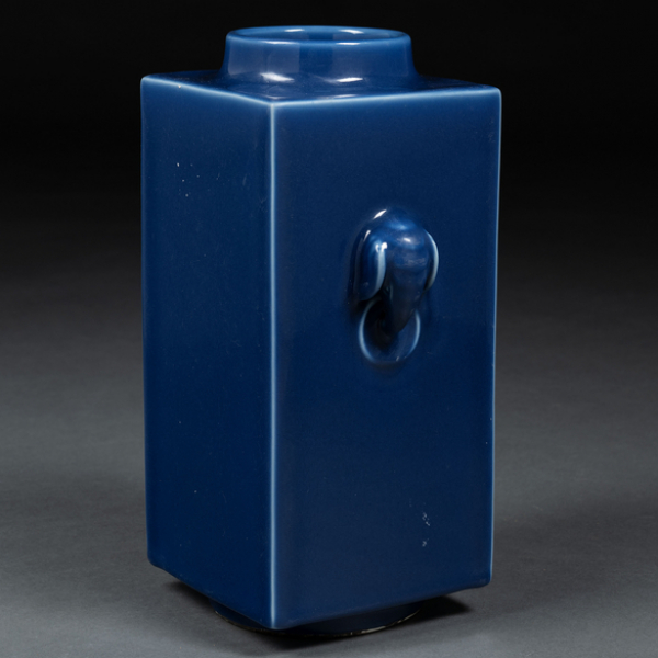 Jarrón en forma cuadrada en porcelana china color azul. Trabajo Chino, Siglo XIX-XX