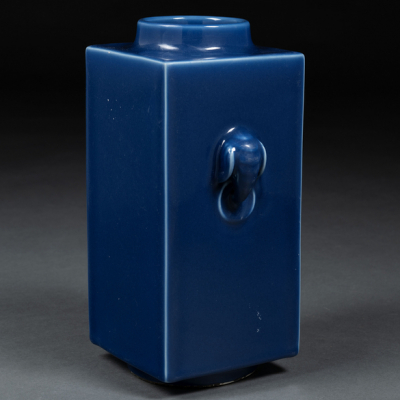 Jarrón en forma cuadrada en porcelana china color azul. Trabajo Chino, Siglo XIX-XX