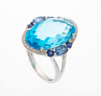 Sortija en oro blanco con topacio azul central, 6 zafiros y diamantes talla brillante