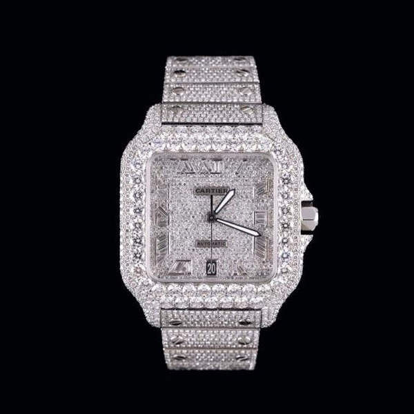 Reloj de pulsera para caballero marca CARTIER, modelo Santos. Realizado en acero con full pav&eacute; de diamantes after market.
