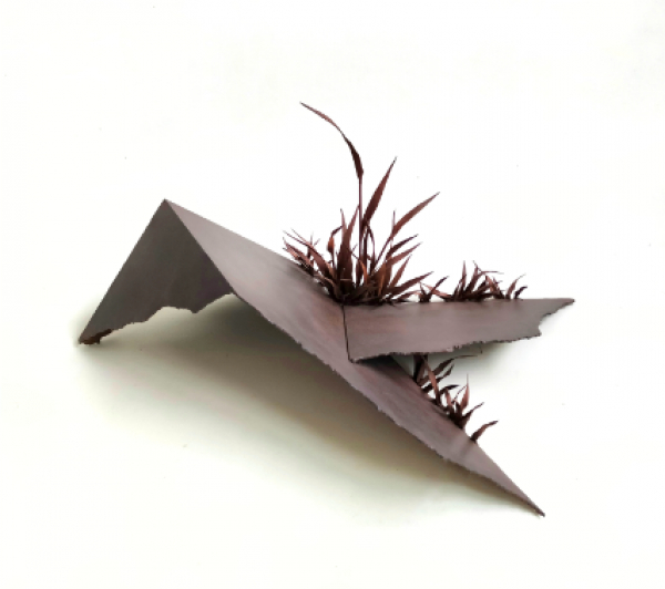 CRISTINA ALMODÓVAR (Madrid, 1970)  Escombros I, 2013   Acero cortén y hierro oxidados. 