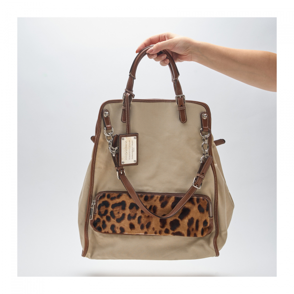 DOLCE & GABBANA. Bolso modelo «Miss Pocket» en lona beige y piel marrón. En muy buen estado.