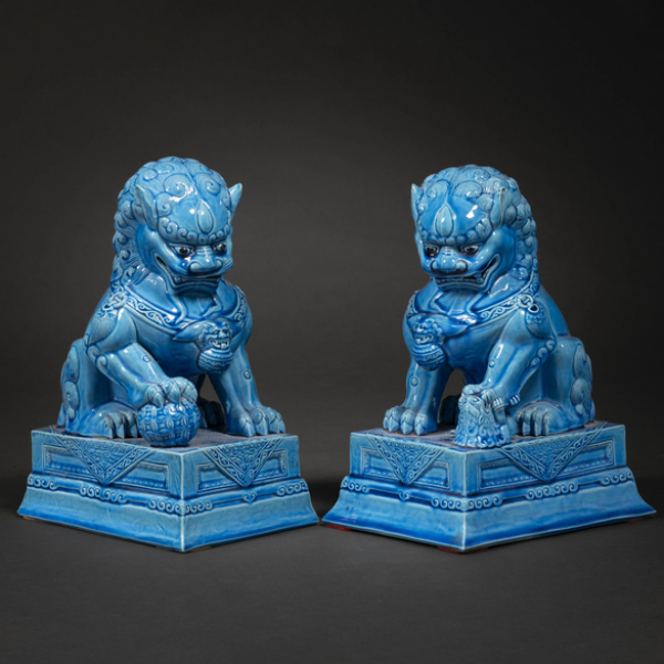 Pareja de leones foo en cerámica vidriada de color azul del siglo XX.