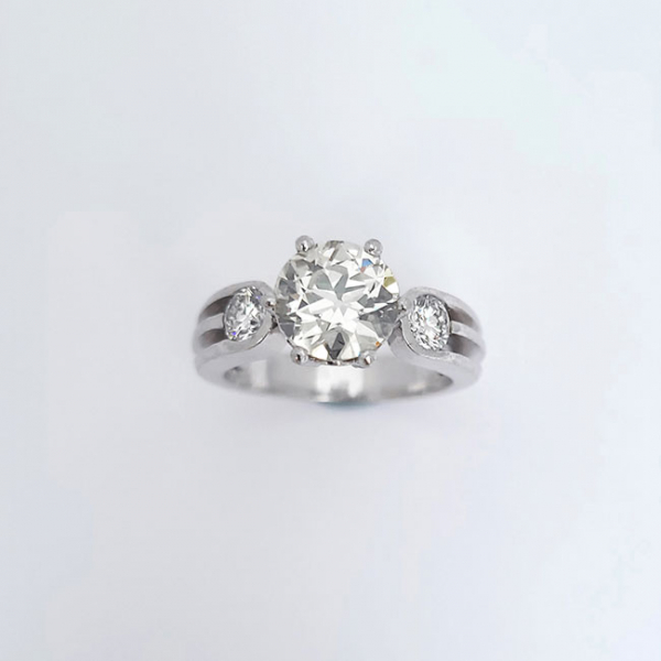 Anillo solitario vintage, en sólida montura de oro blanco ó platino, con un limpio diamante natural