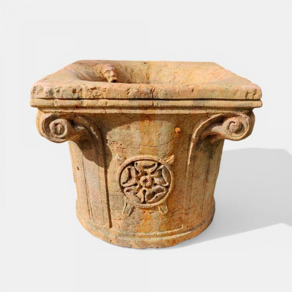 Estupendo pozo en m&aacute;rmol rojo de Verona, Italia, probablemente siglo XIX.