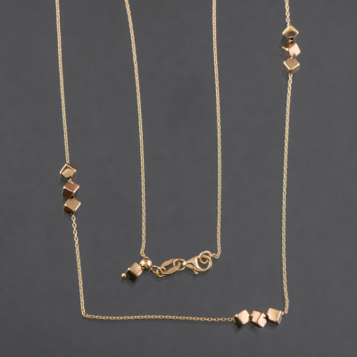 Collar en oro amarillo de 18 kt con decoración de cubos triples a modo de dados.