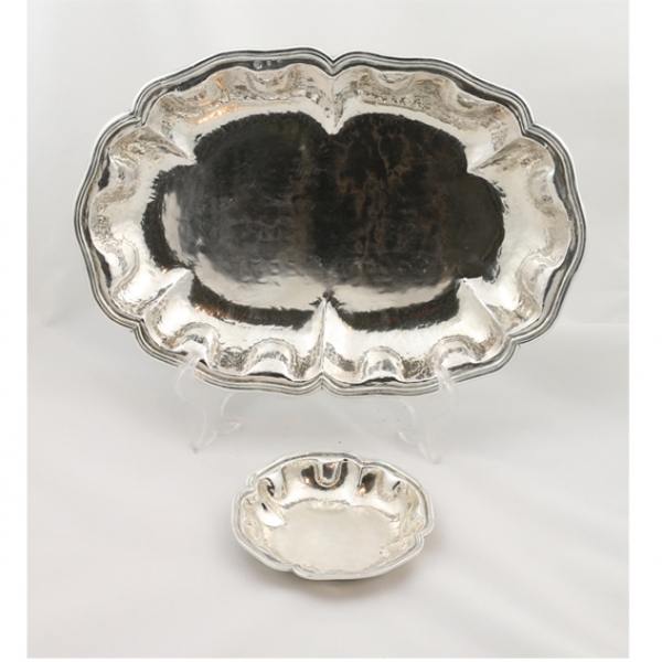 BANDEJA Y SALSERA EN PLATA PUNZONADA DE LÓPEZ