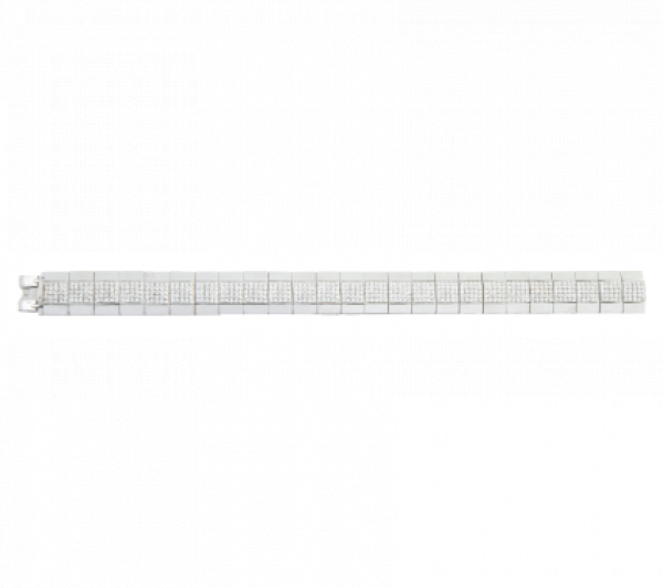 Brazalete de pav&eacute; de brillantes con dise&ntilde;o de banda art&iacute;culada, con l&iacute;nea central de brillantes entre dos franjas de oro liso. 