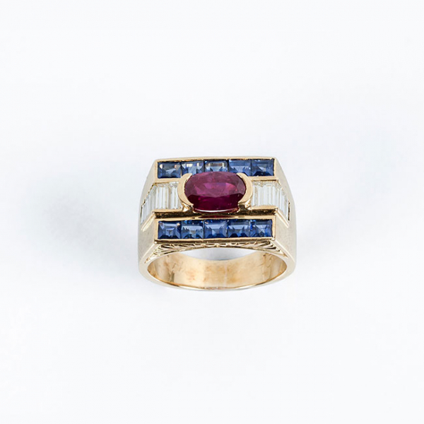 Sortija en s&oacute;lida montura de oro amarillo 18 K, con centro de rub&iacute; fino oval  