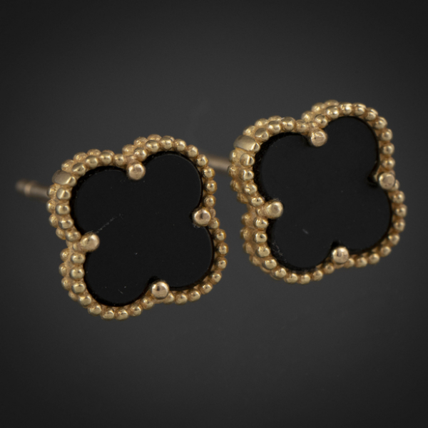 Pareja de pendientes estilo Van Cleef en oro amarillo de 18 kt y ónix negro.